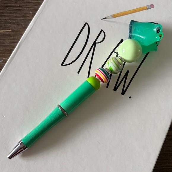 Disney Doorables: The Little Mermaid: Eels Flotsam & Jetsam handmade beaded pen - Picture 2 of 3